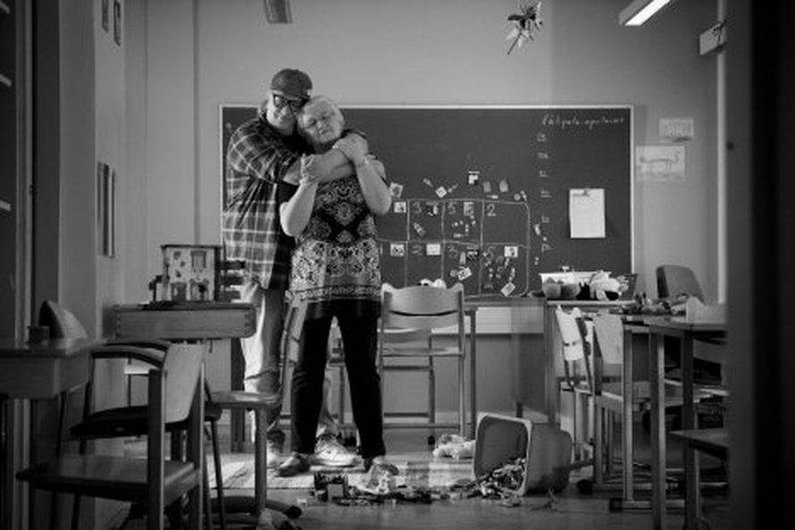 Arttu Wiskari käy viihdyttämässä lapsia äitinsä Merja Lehtosen iltapäiväkerhoissa. Joskus Arttu tulee äidille kylään katsomaan formuloita ja syömään formulapannua: uunipellillä kypsytettyä liha-perunapaistosta.