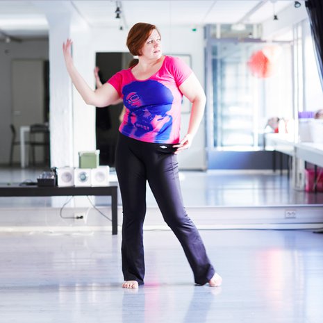 Elina Yrjölä rakastaa tanssimista ja suosittelee kaikille tanssiharrastuksen aloittamista. Paikka Tanssistudio Hautomo by EDbH