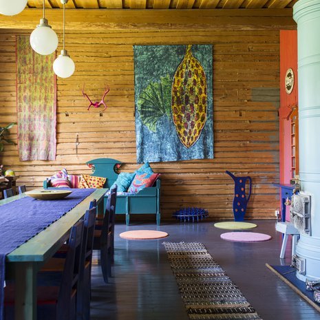 Tekstiilitaiteilija Sirpa Hasa, 48, ja Ukko, 4, asuvat vuonna 1936 rakennetussa kyläkoulussa. Lisäksi talossa asuvat koira, viisi kissaa, lampaita, karitsoja, pässi, kanoja ja kukko.