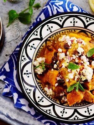 Bataattilohkojen ansiosta kanapata pärjää yhtä hyvin ilman lisukkeita kuin kuskusinkin kanssa. Voit vaihtaa kuskusin gluteenittomaan kvinoaan.