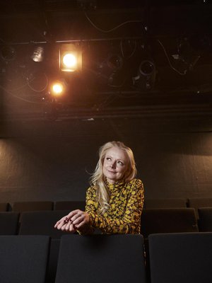 ”Rakastan kirjallisuutta ja teatteria eri syistä. Yhteistä on, että ne molemmat mahdollistavat itsensä ja maailman tarkastelun fiktiivisten hahmojen kautta.”