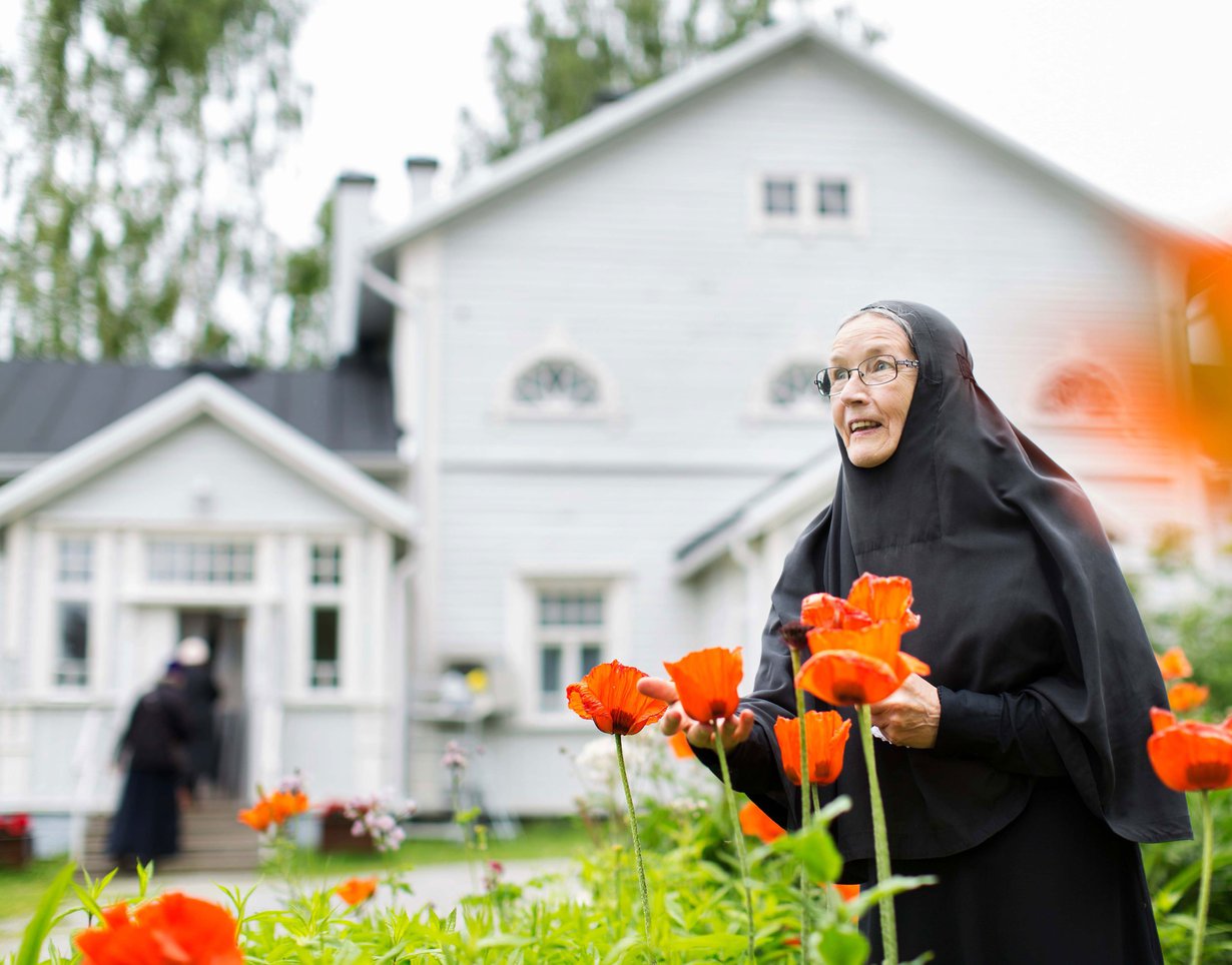 Luostarin yhteydessä on kautta aikojen ollut puutarhoja ja yrttimaita. Nunna Nektaria on saanut Lintulan yrttitarhan kukoistamaan.