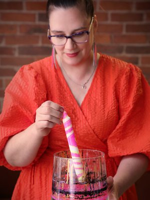 Kierrekuviot Mersia tekee öljypohjaisilla marmorointiväreillä. Niitä annostellaan veteen ja kynttilät dipataan veteen kiertoliikkeellä. Onnistunut lopputulos vaatii harjoitusta.