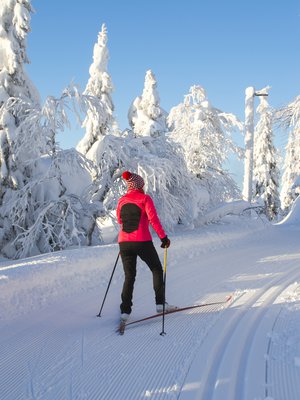 Luisteluhiihtäjä ei tarvitse pitoa edes ylämäessä, koska potkut riittävät.