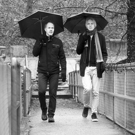 Antti Rönkä (oik.) sai kerrottua tunteistaan isälleen Petri Tammiselle vasta kirjoittamissaan kirjeissä.