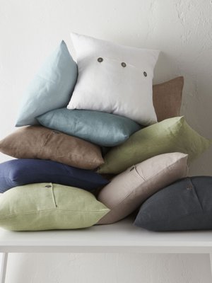 P&auml;ivit&auml; sohvatyynyt. Yhdistele pehmeit&auml; pastelliv&auml;rej&auml; tummiin murrettuihin s&auml;vyihin. Pellava on muodikas materiaali, joka vain paranee rypistyess&auml;&auml;n.&nbsp;Tyynyt 13,95 e/kpl, Jotex.