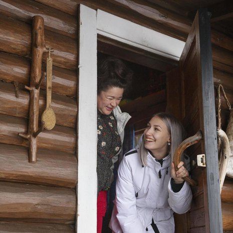 Kirsi-Kaisa asui eronsa jälkeen kummityttönsä Vilman kanssa. ”Lauantain aamupalahetket olivat lemppareitani. Istuimme keittiön pyöreässä pöydässä, joimme kahvia ja juttelimme vaikka monta tuntia”, Vilma sanoo.