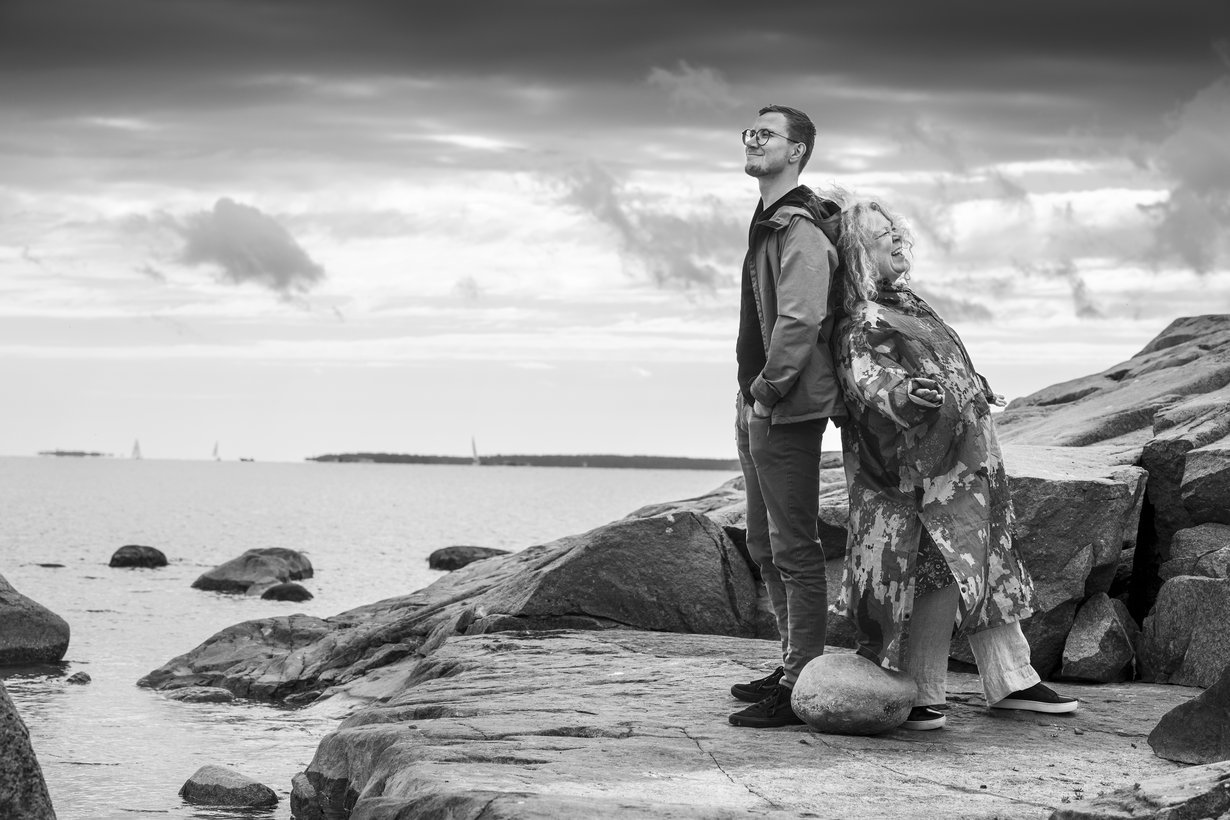 ”En enää utele Otsolta hänen asioistaan, kuten seurustelusuhteista tai opintolainan määrästä. Minun ei tarvitse tietää, missä hän on ja kenen kanssa. Yritän olla hössöttämättä turhia”, Leena kertoo.