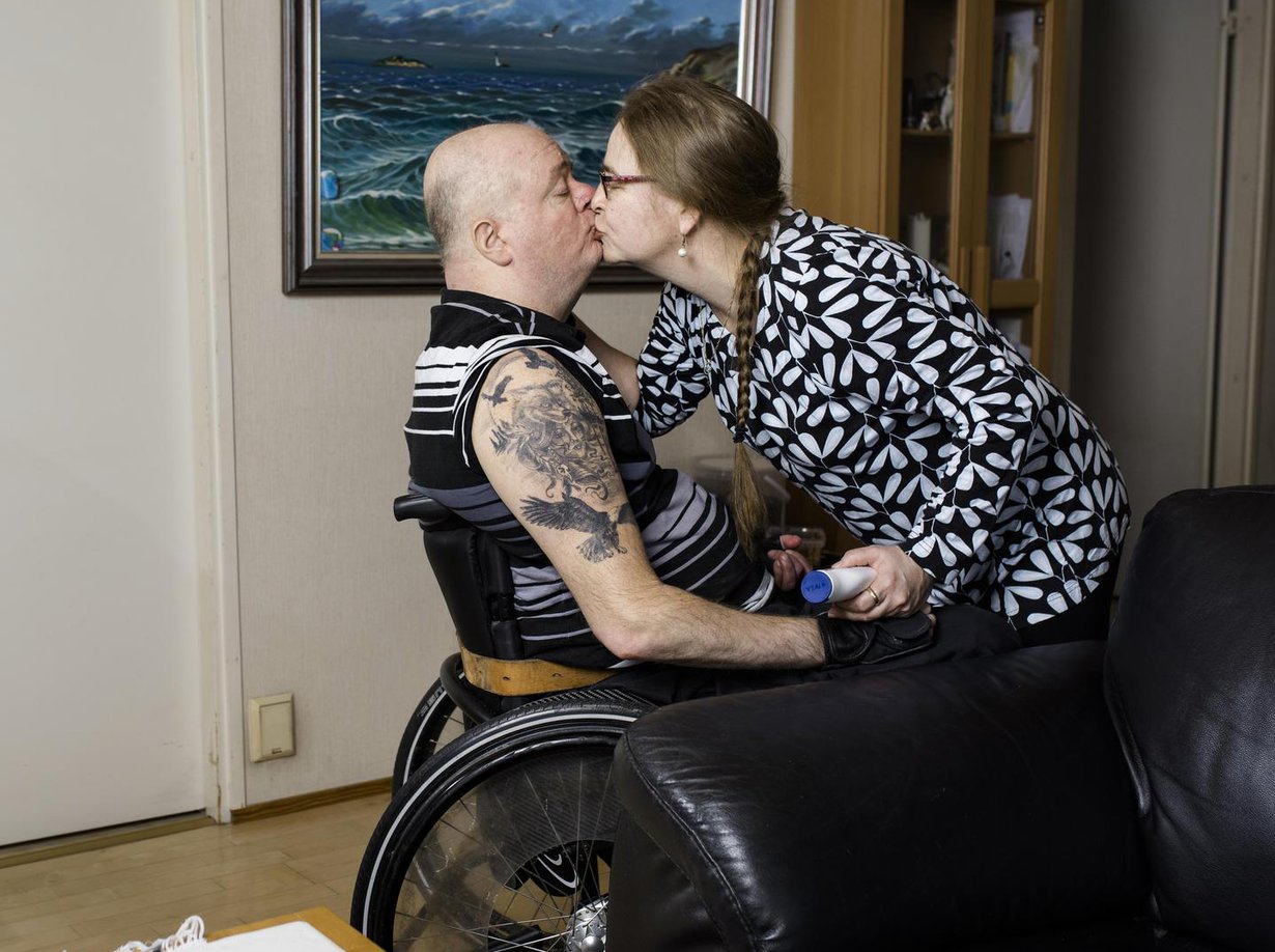 Sari, 52, ja Ari, 53, Tuomi asuvat Kokkolassa. Sari on ammatiltaan lähihoitaja ja työskentelee Arin avustajana. Ari jäi eläkkeelle 26-vuotiaana halvaannuttuaan auto-onnettomuudessa. Kun Ari sai aivoverenvuodon, Sari kirjoitti hänelle viestin: ”Et saa hermoilla, me pärjätään kyllä. Eikö olla aina pärjätty, rakas?”