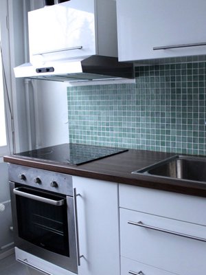 Keitti&ouml; oli muuten moderni ja siisti, mutta v&auml;litilan vihre&auml;t kaakelit tuntuivat tunkkaisilta.