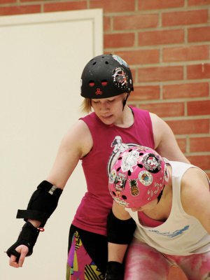 Puolusta ja hyökkää! Naisten kontaktilaji on tarkoitettu yli 18-vuotiaille. Suojavarusteet ovat pelissä tarpeen, tietää mustakypäräinen Tiina. 