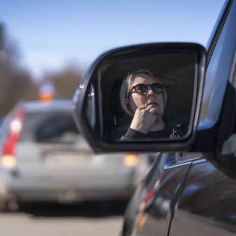 Lapissa ajomatkat ovat pitkiä. ”Minulla on taksikuskien ammattitauti eli selkäkipuja”, Päivi Ahonen kertoo.