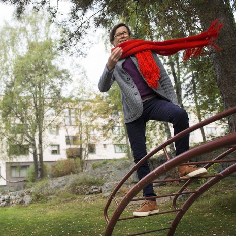 Sami Sykkö ei ole kiipeillyt missään niin paljon kuin tässä, lapsuudenkodin pihassa. ”Työläisalueella kenelläkään ei ollut varaa olla parempi kuin muut. Lapsuuteni luksusta olivat kiivit kaverin kotona.”  