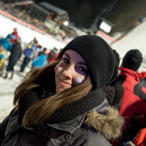 ”Yksi lapsuudenunelmani toteutui, kun pääsin katsomaan mäkihyppykilpailua paikan päälle Bischofshofeniin”, Anneli sanoo.