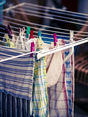 Pyykit tulee usein ripustettua rutiinilla kaikki samalla tavalla. Materiaalille kannattaisi antaa kuitenkin hiukan huomiota.