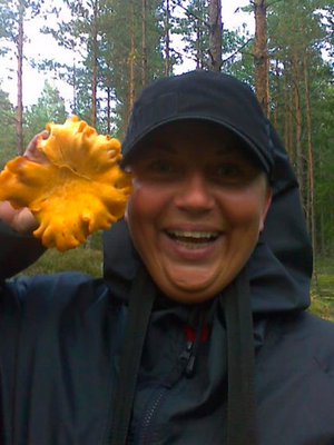 N&auml;in ison kanttarellin olen l&ouml;yt&auml;nyt t&auml;h&auml;n menness&auml; vain kerran el&auml;m&auml;ss&auml;ni. Melkein kasvojeni kokoinen! Tuosta yhdest&auml; sai jo kastikkeen. Oli hyv&auml; sienivuosi silloin. - Mira Kaiskola