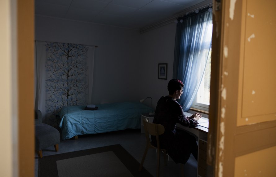 Päihdekuntoutuksessa Satu oppi tunnistamaan ja sanoittamaan tunteitaan: surua, pettymystä, ikävää. ”Ennen Tuhkimoa tiesin tasan yhden tunnetilan. Se oli vitutus.”