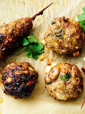 Tavallista maukkaammasta lihapullataikinasta riittää sekä pulliin että kepakoihin.