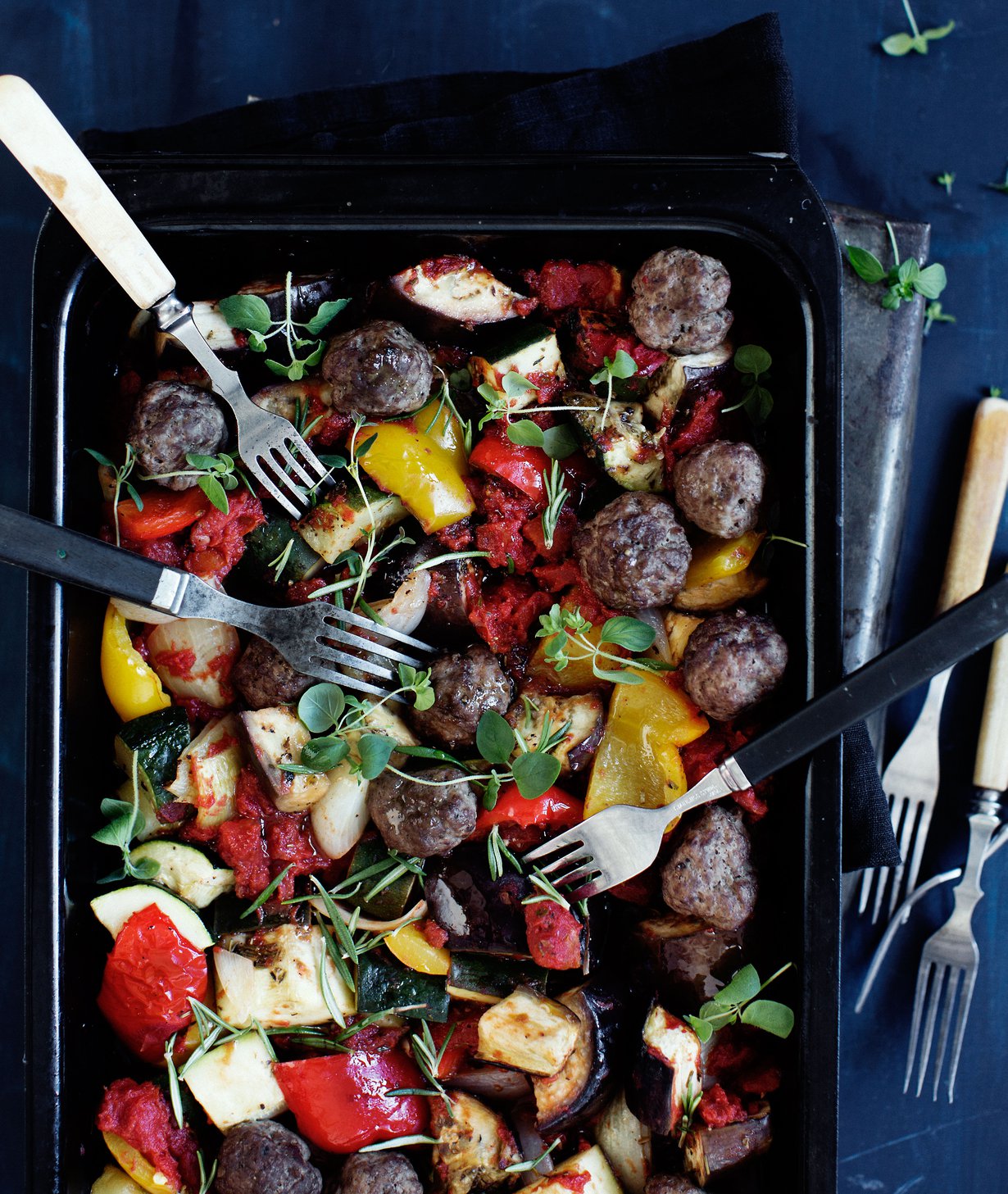Helppo ratatouille valmistuu uunissa kuin itsestään.