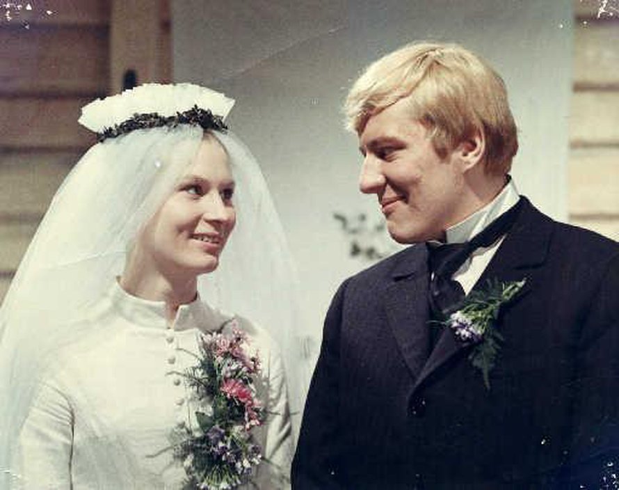 Tästä yhteinen elämä alkoi. Elina (Titta Karakorpi) ja Akseli (Aarne Sulkanen) saivat toisensa Edvin Laineen elokuvassa Täällä Pohjantähden alla (1970).