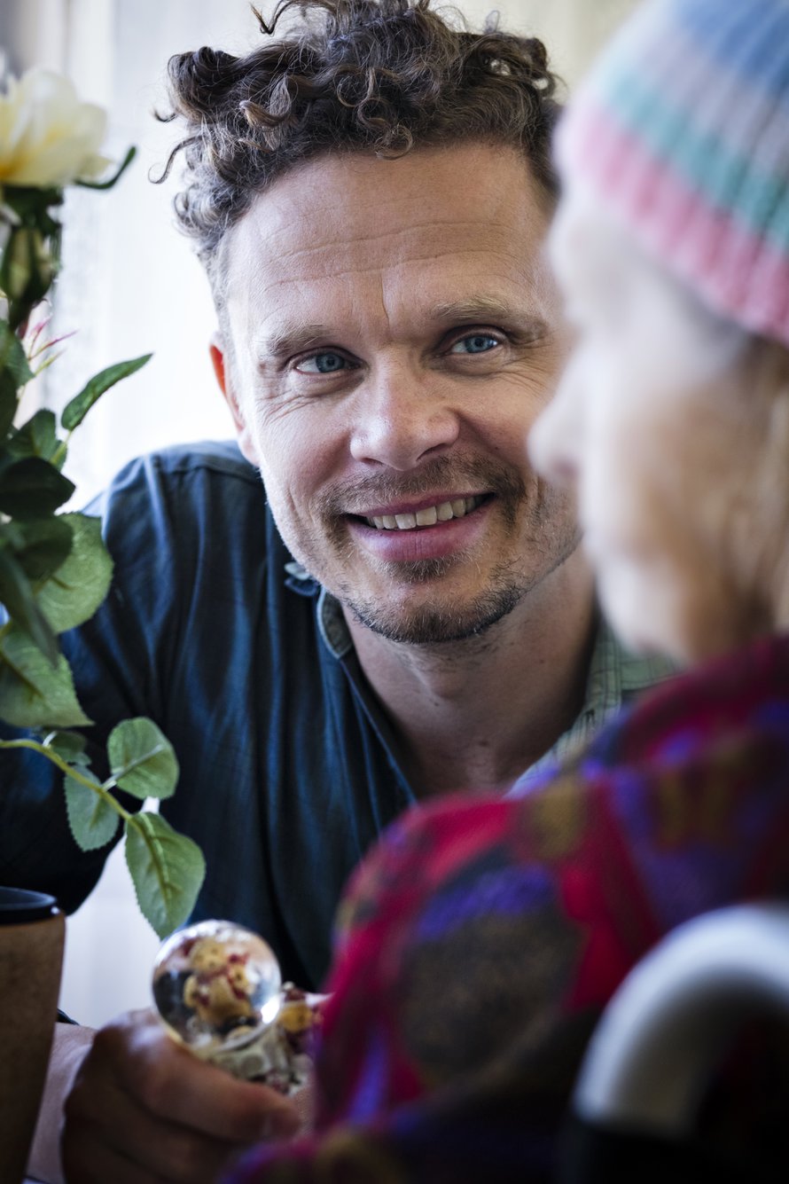 Kansallisteatterin näyttelijä ja Kiertuenäyttämön taiteellinen suunnittelija Jussi Lehtonen, 42, asuu Helsingissä. Kiertuenäyttämö vie esityksiä hoitolaitoksiin ja vankiloihin sekä valmistaa niissä elävien ihmisten kanssa dokumenttiteatteriesityksiä. Jussi harrastaa hiihtämistä ja joogaamista.