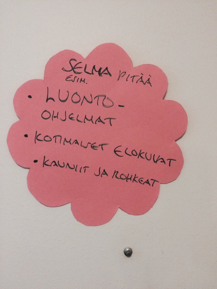 Television viereen hoitajat liimasivat muistutuslapun mamman lempiohjelmista.