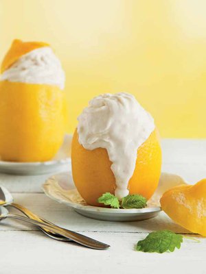 Viiden raaka-aineen jääsitruunat on kesän helpoin jälkiruoka.