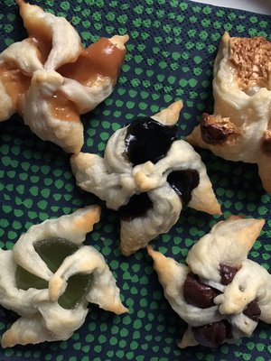 Karkkitortuissa kannattaa luottaa perinteiseen taittelutapaan. Jos karkin laittaa tortun päälle, se sulaa ja vain tahmaa tortun pinnan.