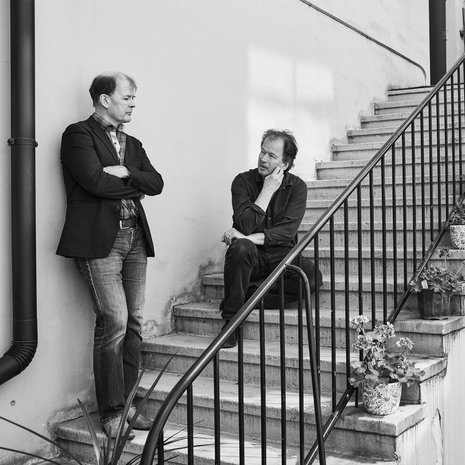 Mårten ja Kjell Westö ovat nykyään toistensa kirjojen ensimmäisiä lukijoita. Heidän ensimmäinen yhteinen kirjansa, muistelmateos Vuodet, ilmestyy elokuussa.