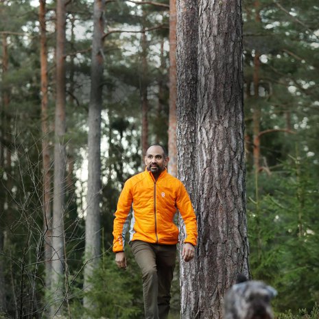 Kun Richy avaan kotinsa takaoven Naantalissa, hän astuu suoraan metsään. ”Tuntuu yhä ihmeelliseltä ja mahtavalta, että omasta kotipihasta voi poimia mustikat ja sienet.”