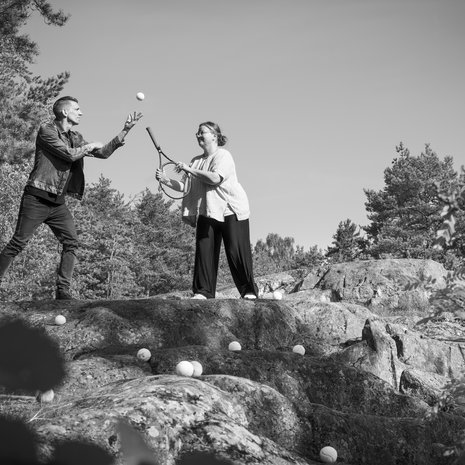 Veljeni Jarkko Nieminen on paljon minua siistimpi. Esimerkiksi kotini lukuisat pinot ja röykkiöt näyttävät hänen silmissään ehkä kaoottisilta. Luonne-ero hymyilyttää joskus molempia", Anna-Riikka Carlson sanoo.