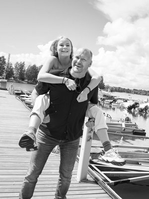 Näyttelijä ja ohjaaja Janne Virtanen, 51, asuu Vieno-tyttärensä, 13, kanssa Helsingin Töölössä. Janne näyttelee tänä kesänä pariterapeuttia Lappajärven kesäteatterin Pari suhdetta -komediassa, jonka hän käsikirjoitti yhdessä Pasi Ojalan ja Ville Pusan kanssa. Vieno näyttelee näytelmässä teiniä. 