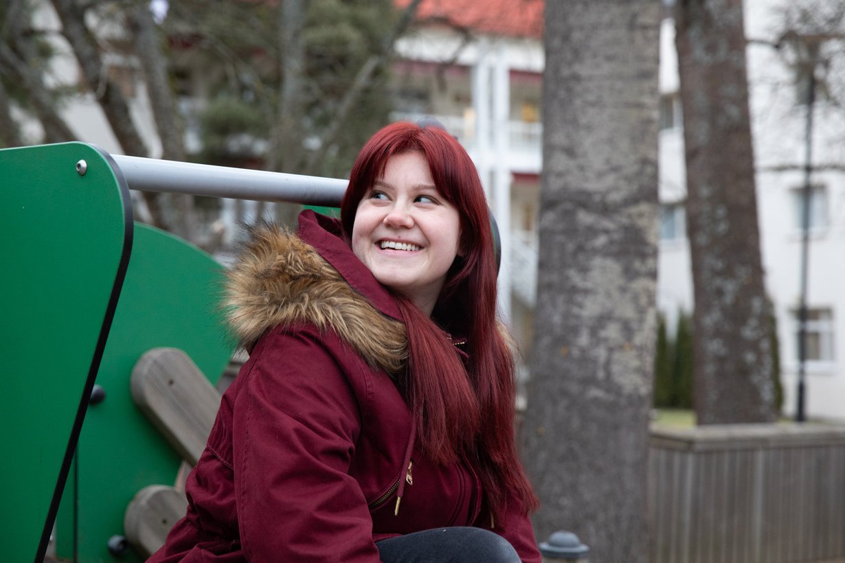 Jasmin Vuoristo asui reilun vuoden Turun ensikodissa esikoispoikansa kanssa. Nykyään hän käy siellä kertomassa tarinaansa muille äideille.