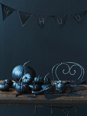 Koristekurpitsoja myyvät ruoka- ja kukkakaupat.