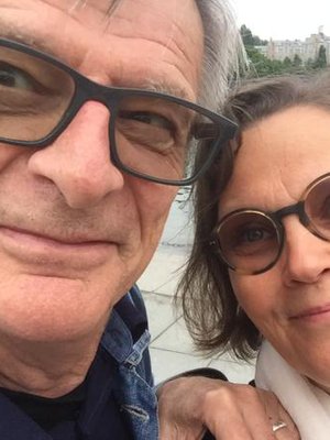 "Tässä olemme Kurren kanssa matkalla taidenäyttelyyn", Eppu Nuotio sanoo.