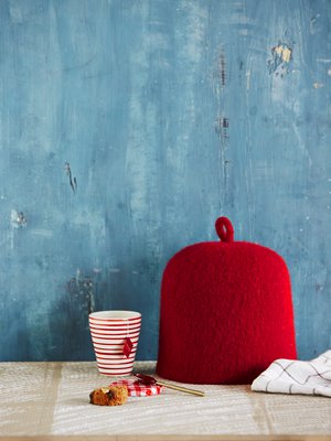 Pannumyssy neulotaan paksusta, huopuvasta villalangasta ja kutistetaan pesukoneessa. Saat myssystä oman näköisen väriä vaihtamalla tai tekemällä vaikkapa raitaneuletta. Voit koristella pannumyssyn neulahuovuttamalla tai villalangoilla kirjoen.