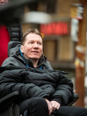 Panu Laturi, 48, on sairauslomalla viestintätoimiston toimitusjohtajan työstä. Hän on toiminut politiikassa 18-vuotiaasta asti, muun muassa Vihreiden puoluesihteerinä. Perheeseen kuuluvat vaimo Laura Rissanen sekä pojat Viljami, 9, ja Valtteri, 7. Panu pahoinpideltiin, kun hän oli työmatkalla Brysselissä joulukuussa 2019. 