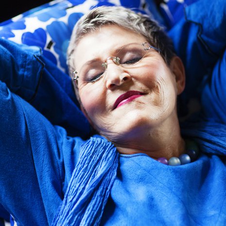 Kuvataiteilija Marleena Ansio, 68, asuu miehensä Oivan kanssa Tuusulassa. Hänellä on aikuinen poika ja kaksi lapsenlasta. Hän on julkaissut  30 runo- ja aforismikirjaa ja kuvittanut yli 3 000 postikorttia. Heebenin sininen mekko on kotimainen.