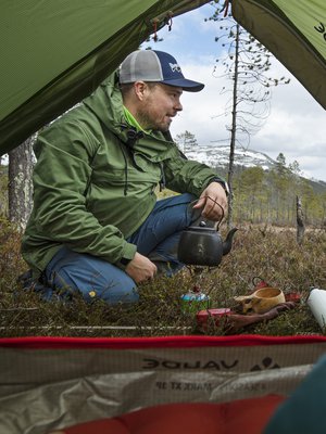 Mikäpä sen parempaa, kuin keitellä nokipannukahvit, ihailla maisemia ja köllähtää telttaan päiväunille. Kuvassa näkyy Kesänkitunturi. 