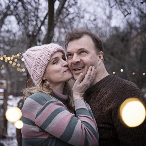 Näyttelijöinä Karoliina Blackburn ja Tommi Raitolehto ymmärtävät, että välillä työt seuraavat lavalta kotiin. "Totta kai kehoon jää stressireaktio, jos huutaa ja itkee kahdeksan tuntia päivässä", Karoliina miettii.