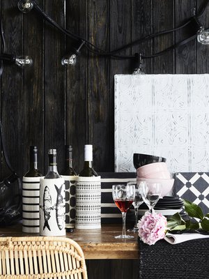 Rento mutta juhlava kattaus syntyy, kun sekoitat kuoseja ja pidät värimaailman niukkana. Mustavalkoista raikastaa pihalta noukittu pinkki pioni.