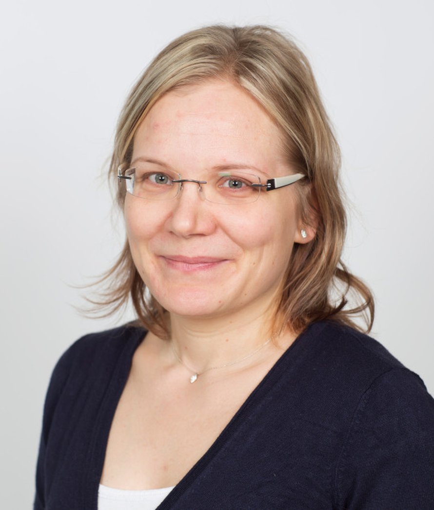 Hanna Weurlander ennen. Hanna toivoi kampaukseensa reipasta muutosta ja halusi oppia meikkaamaan niin, ett&auml; n&auml;ytt&auml;isi pirte&auml;mm&auml;lt&auml;.
