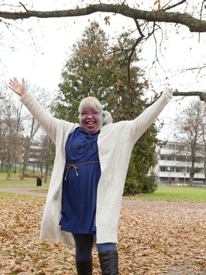 Merkonomi ja suurtalouskokki Nina Kanninen, 28, asuu avomiehensä kanssa Naantalissa ja toivoo löytävänsä töitä. Nina sairastaa harvinaista Sturge-Weberin oireyhtymää.