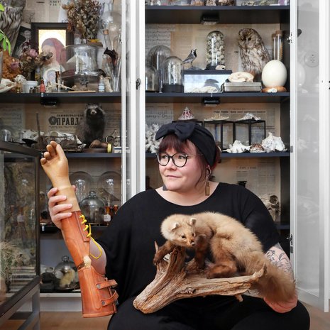 Tainan keräily alkoi täytetystä näädästä 12 vuotta sitten. Uusimpiin löytöihin kuuluu antiikkitapahtuman erikoisin esine: toisen maailmansodan aikainen käsiproteesi.