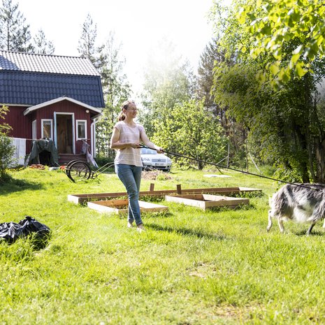 Tämä pihapiiri on  Anne-Marille rakkaampi  kuin mikään  muu paikka  maailmassa. Hän iloitsee joka päivä siitä, että uskalsi olla rohkea ja toteuttaa unelmansa.