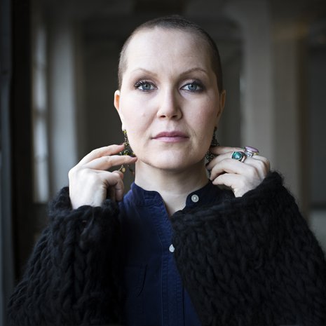 Laulaja ja lauluntekijä Astrid Swan, 35, asuu Helsingissä tuottajapuolisonsa ja viisivuotiaan lapsensa kanssa. Muusikon työn lisäksi Swan työstää väitöskirjaa sekä ensi keväänä julkaistavaa teoskokonaisuutta syöpäkroonikon elämästä.