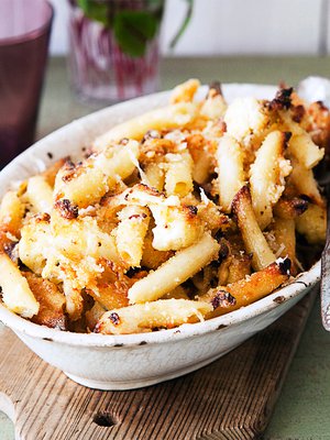 Lisäksi vihreää salaattia ja ateria on valmis!