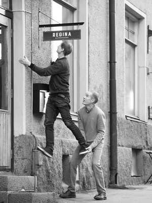 Nyt on pojan ravintolan kyltti suorassa! Markus Fogelholm harrastaa kiipeilyä, Mikael Fogelholm kestävyysliikuntaa.