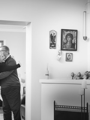 Kun miniä ja appiukko tapaavat, he halaavat aina. Ortodoksiset perinteet tulivat Vapun elämään avioliiton kautta. Siitä kertovat ikonit Vapun kodin seinillä.