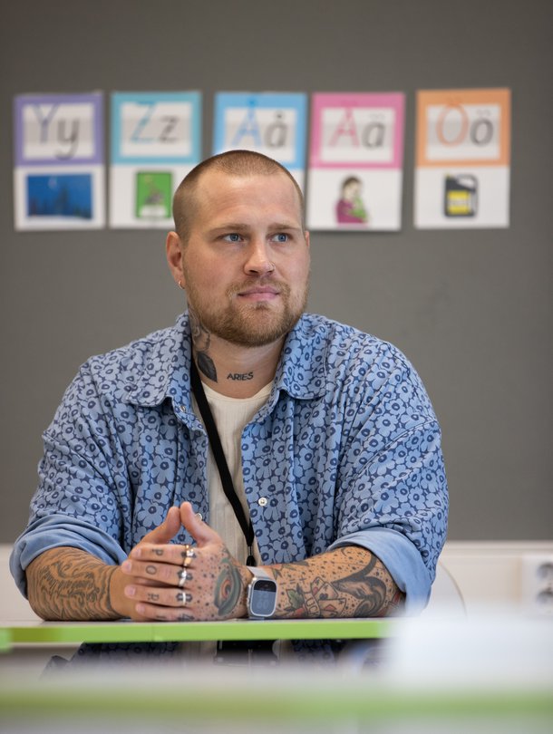 ”Aika monella on nykyään vaikeuksia pysyä pulpetissa. Panostan omilla tunneillani toiminnallisuuteen”, Oskari sanoo. Hän uskoo, että omakin koulutie olisi aikanaan voinut olla helpompi, jos opiskelutavoissa olisi ollut enemmän vaihtelua.